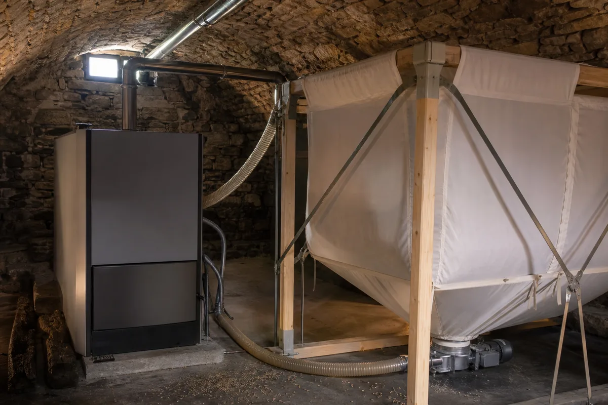 Chaudière à granulés et silo de stockage installés dans la cave voûtée d&rsquo;une maison de vigneron à Obernai